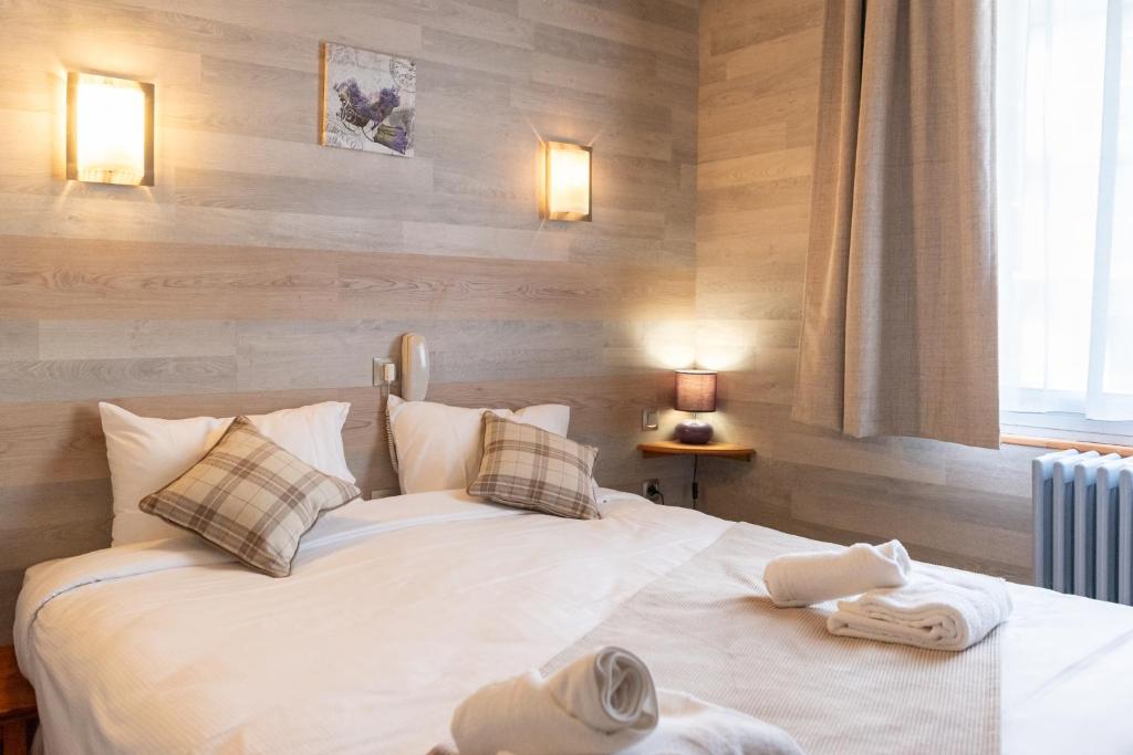 Postel nebo postele na pokoji v ubytování Hotel des Pyrénées