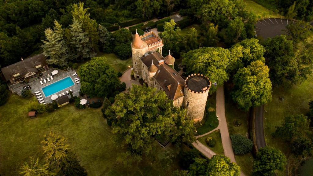 Bazén v ubytování Château de Codignat nebo v jeho okolí
