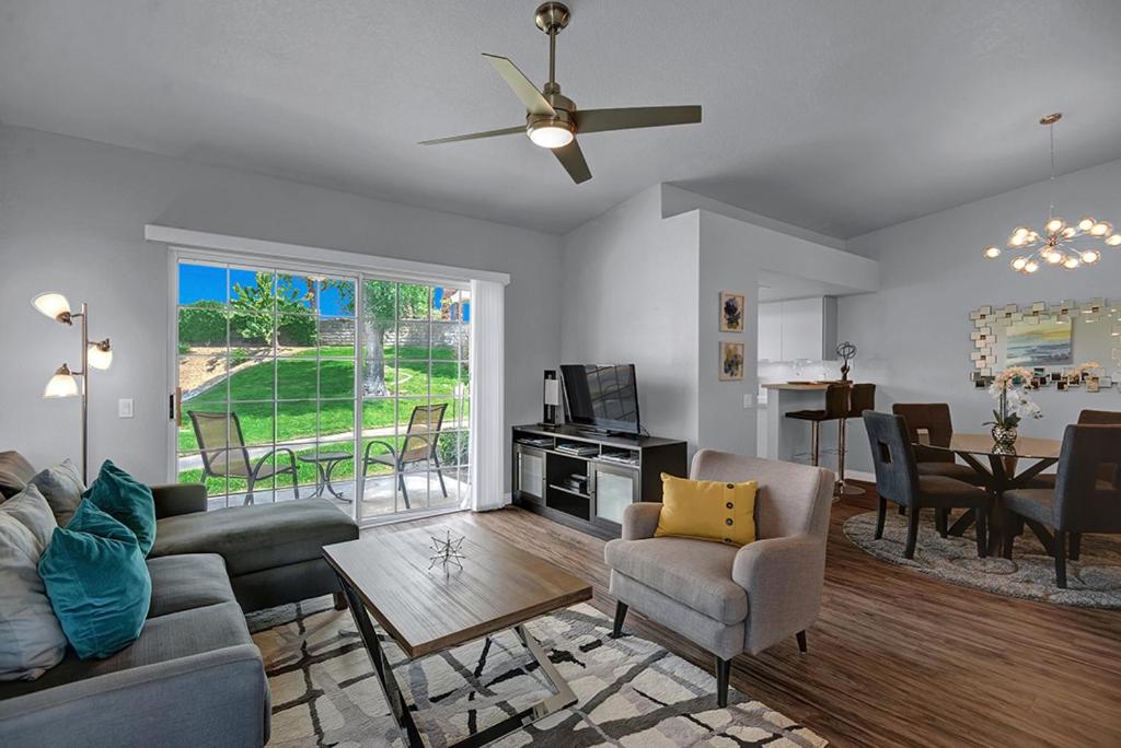 ein Wohnzimmer mit Sofa und Tisch in der Unterkunft Mesquite Desert Bungalow in Palm Springs