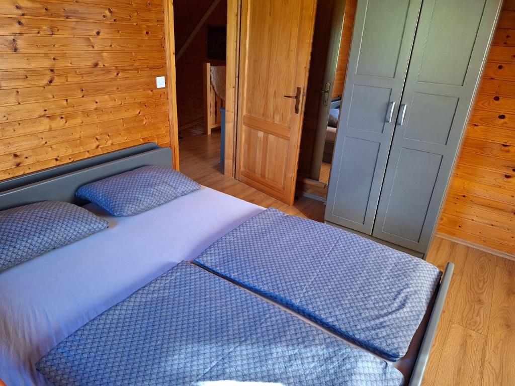 Postel nebo postele na pokoji v ubytování Logarska koča