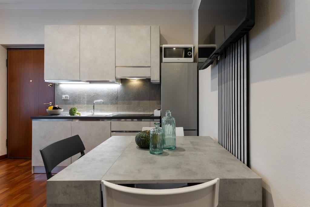 a kitchen with a table and chairs in a kitchen at Il Piccolo Etrusco-Centro Storico in Arezzo