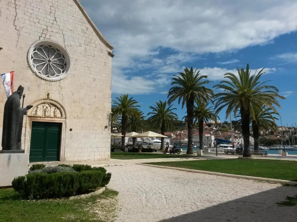una iglesia con palmeras en el fondo en Studio Kairos, en Trogir