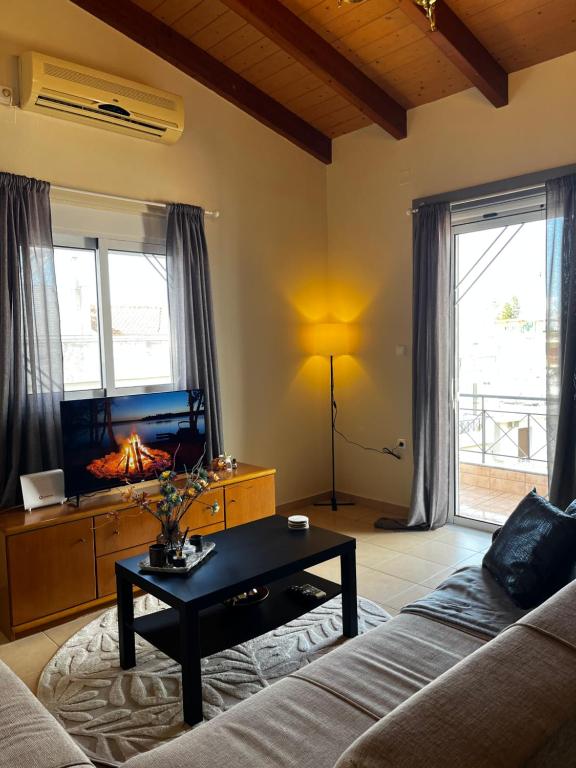 ein Wohnzimmer mit Sofa und Tisch in der Unterkunft Hidden Loft in Preveza