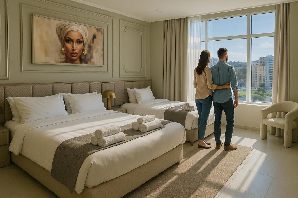 タンジェにあるHilton Tanger Penthouse 17のベッド2台が備わるホテルルーム内のカップル用の客室です。