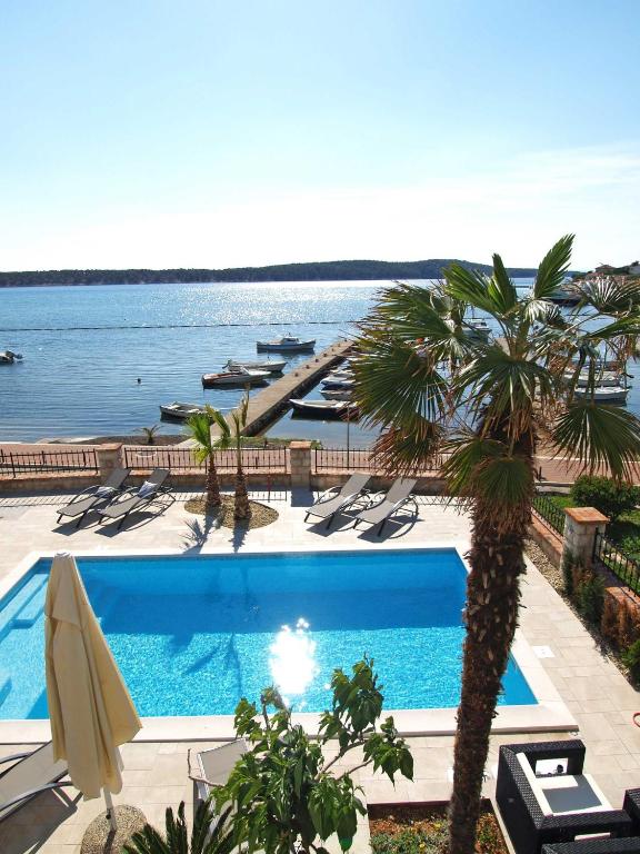 Two-Bedroom Apartment in Barbat X