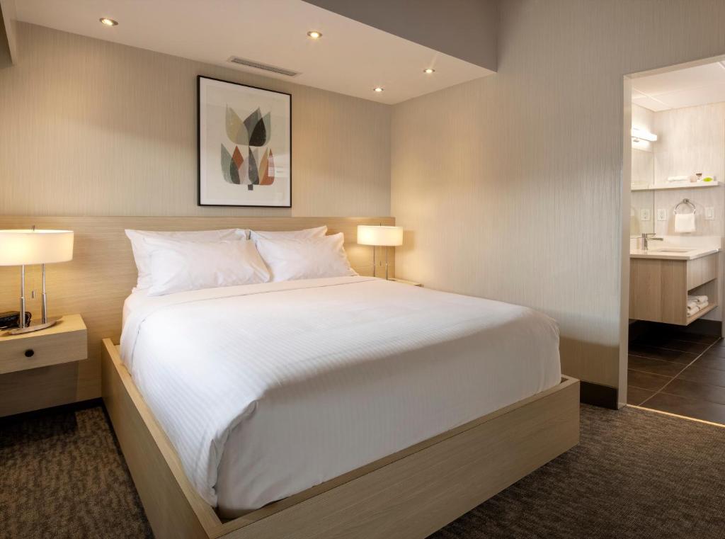 Una cama o camas en una habitación de Banff Aspen Lodge