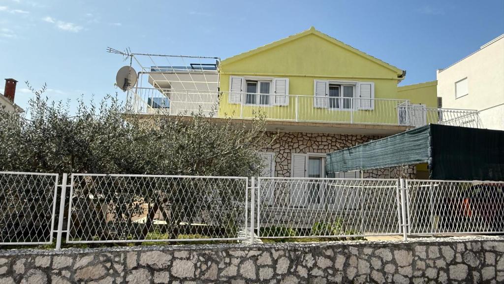 Apartments Petar - Parking and Seaview