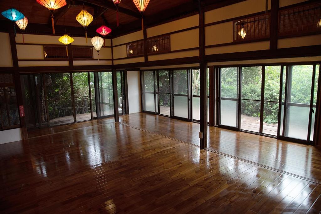 横須賀市にあるYokosukanominpaku Iriyamazu & Nariyamazu - Vacation STAY 18954の窓と照明が備わるウッドフロアの空き部屋