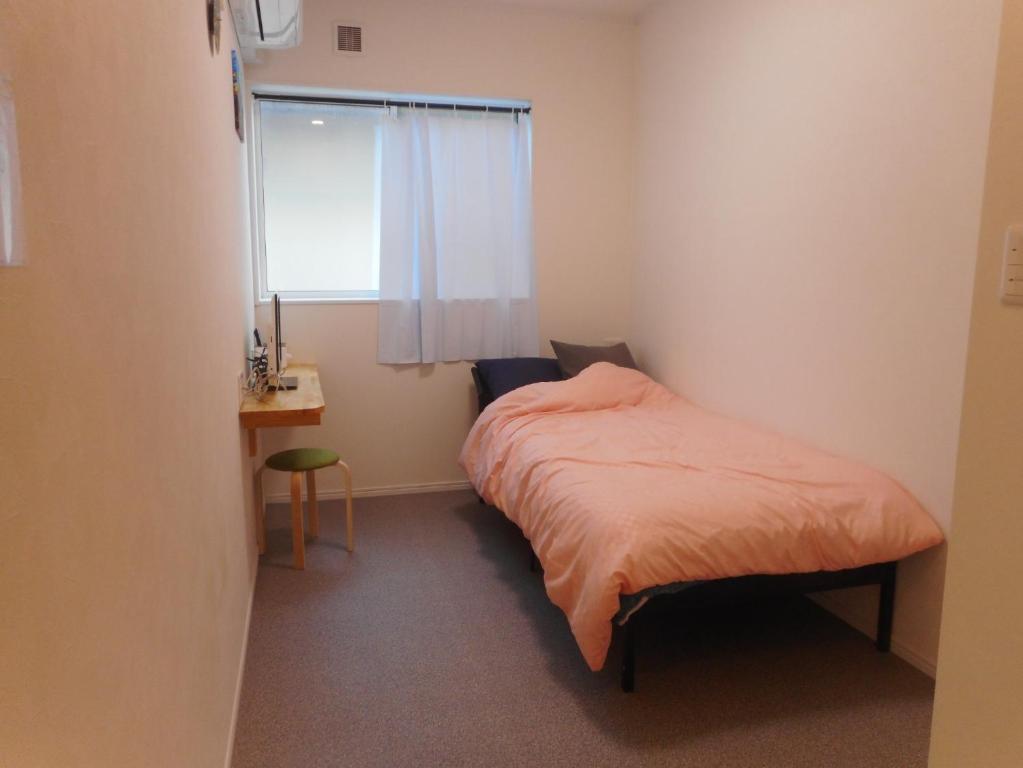 a small bedroom with a bed and a window at Youth Hostel KiKai - Vacation STAY 92589v in Akaren