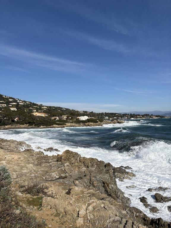 - une vue sur l'océan depuis une plage rocheuse dans l'établissement Appartement au bord de mer - Les Issambres, à Roquebrune-sur Argens