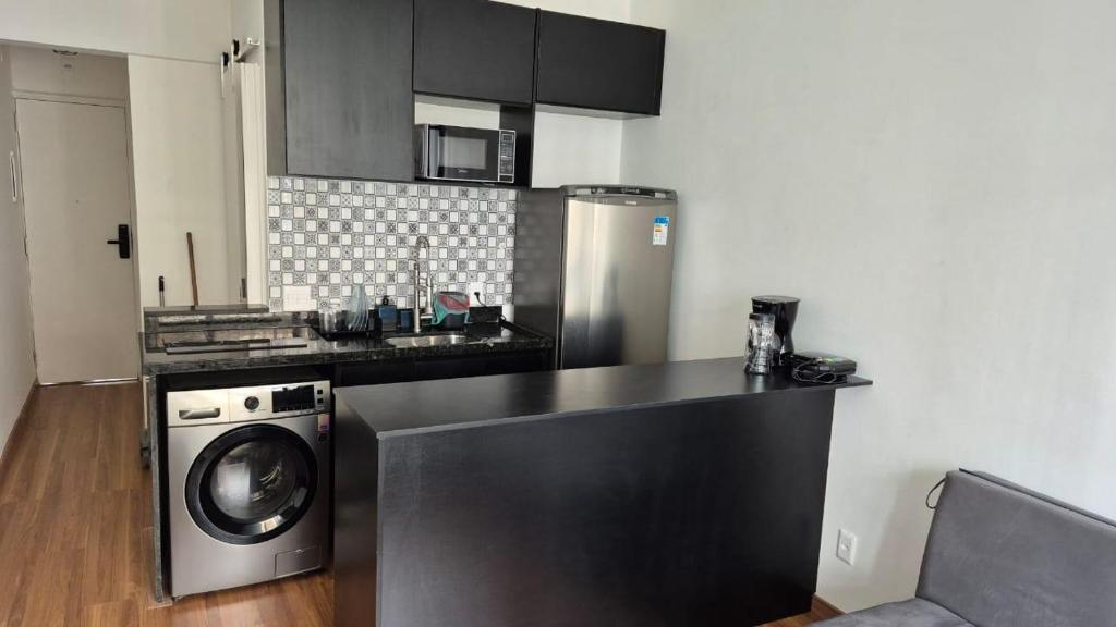 una cucina con lavatrice e piano cottura di Maravilha centro Studio completo a Rio de Janeiro