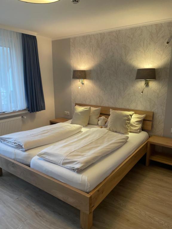 Postel nebo postele na pokoji v ubytování Dat lütte Heidehotel Funk - Garni