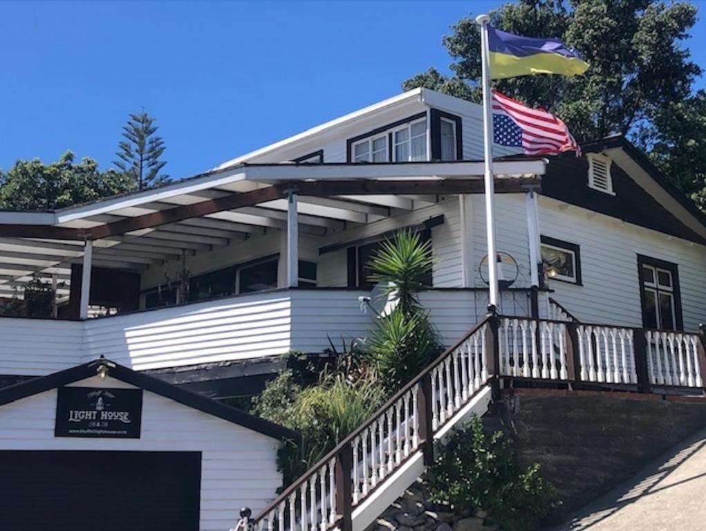 ネイピアにあるBluff Hill Lighthouse B&Bの前にアメリカ旗を掲げる家