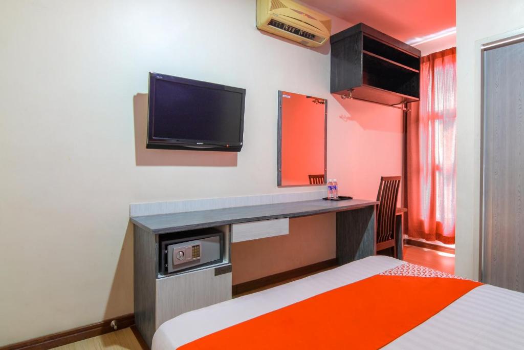 Kuchyň nebo kuchyňský kout v ubytování Super OYO 43930 Hotel Esplanade