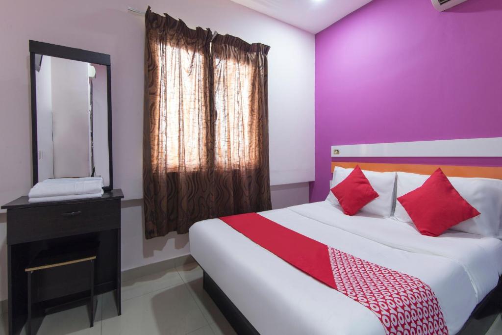 Postel nebo postele na pokoji v ubytování Super OYO 90296 Red Orange Hotel Port Klang
