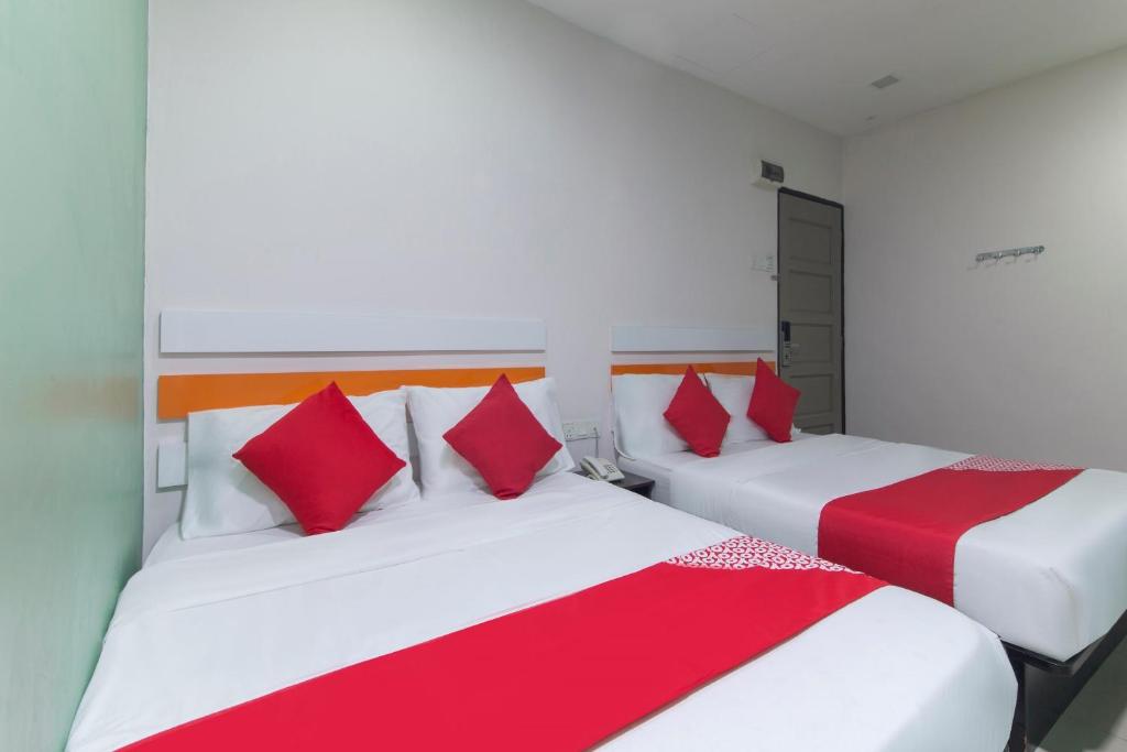 Postel nebo postele na pokoji v ubytování Super OYO 90296 Red Orange Hotel Port Klang