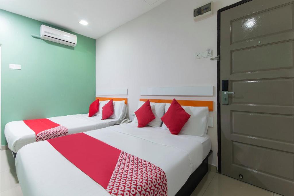 Postel nebo postele na pokoji v ubytování Super OYO 90296 Red Orange Hotel Port Klang