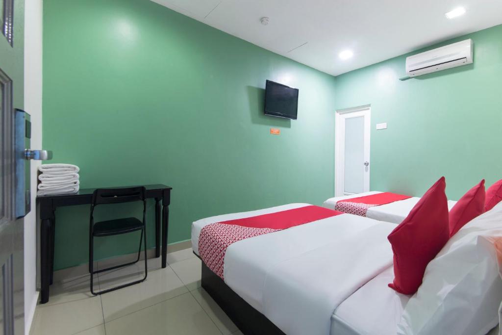 Postel nebo postele na pokoji v ubytování Super OYO 90296 Red Orange Hotel Port Klang