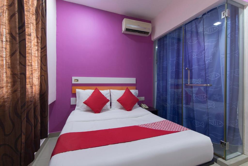 Postel nebo postele na pokoji v ubytování Super OYO 90296 Red Orange Hotel Port Klang