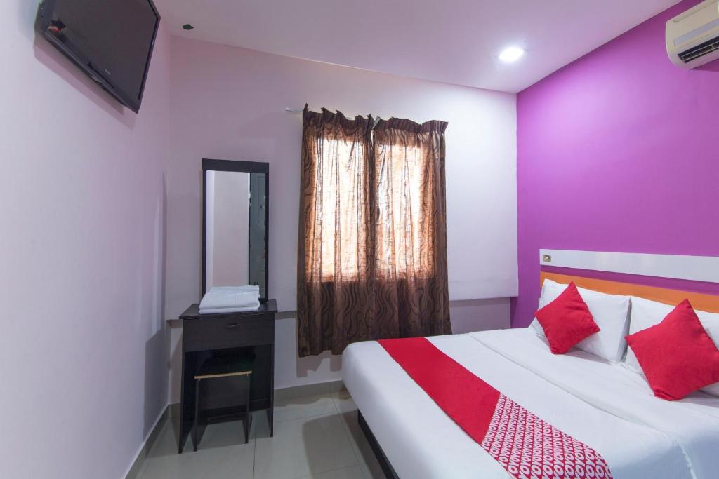 Postel nebo postele na pokoji v ubytování Super OYO 90296 Red Orange Hotel Port Klang
