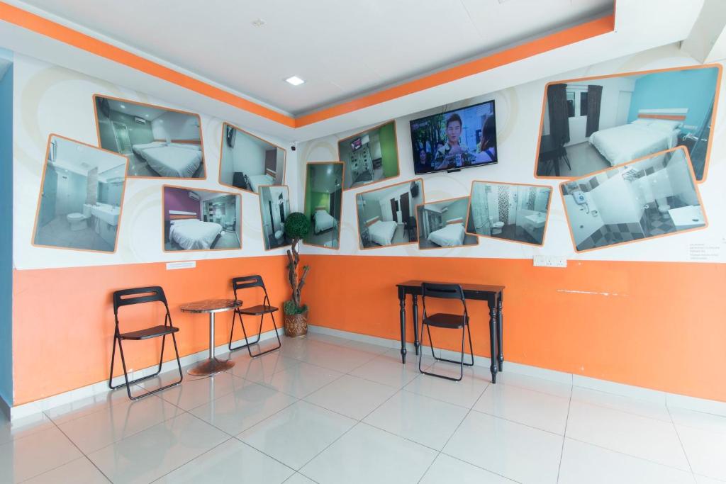 TV a/nebo společenská místnost v ubytování Super OYO 90296 Red Orange Hotel Port Klang