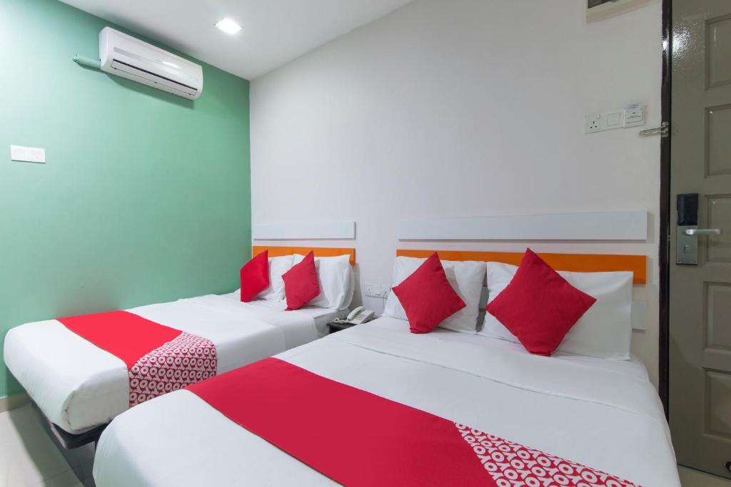 Postel nebo postele na pokoji v ubytování Super OYO 90296 Red Orange Hotel Port Klang
