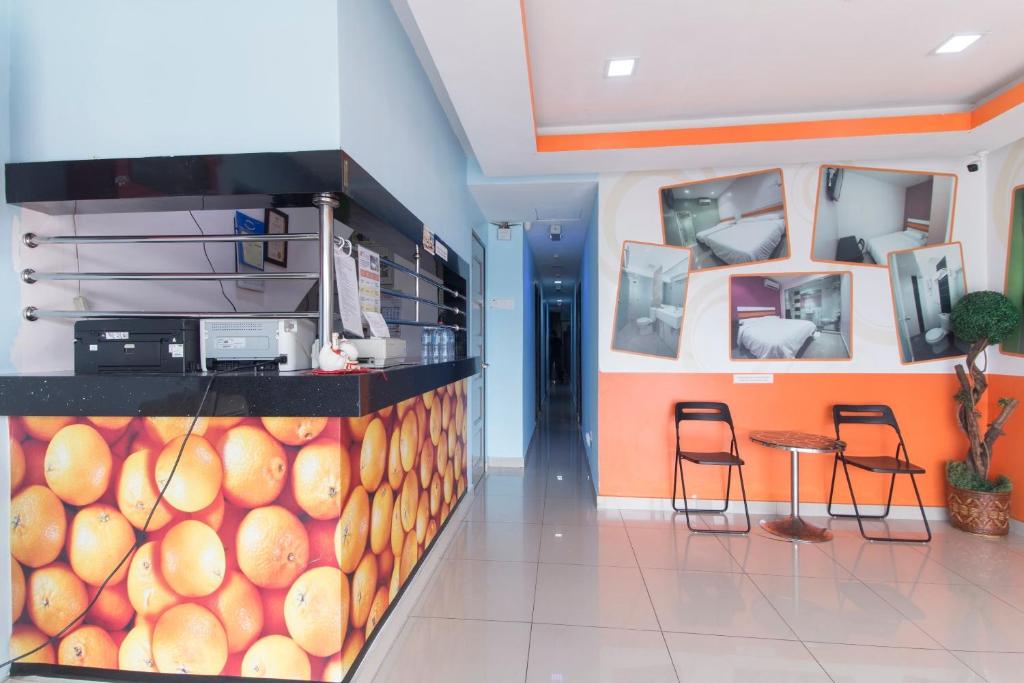 Kuchyň nebo kuchyňský kout v ubytování Super OYO 90296 Red Orange Hotel Port Klang