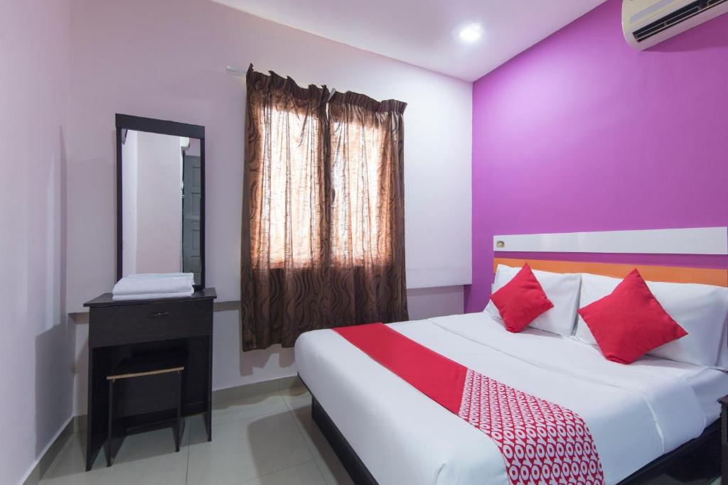 Postel nebo postele na pokoji v ubytování Super OYO 90296 Red Orange Hotel Port Klang