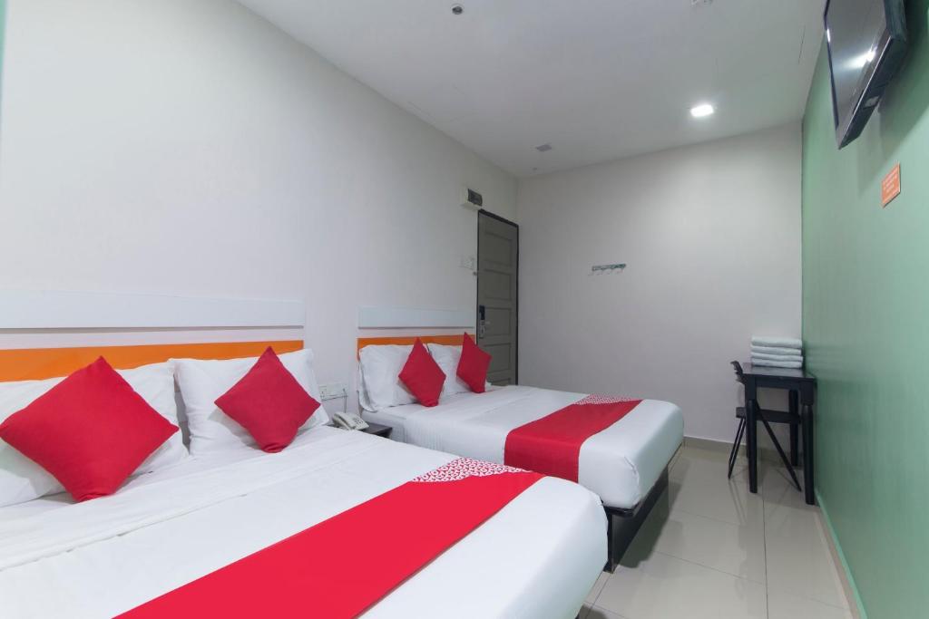 Postel nebo postele na pokoji v ubytování Super OYO 90296 Red Orange Hotel Port Klang