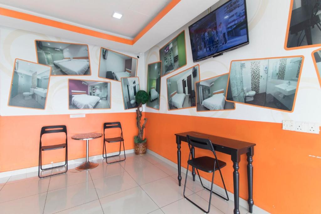 TV a/nebo společenská místnost v ubytování Super OYO 90296 Red Orange Hotel Port Klang