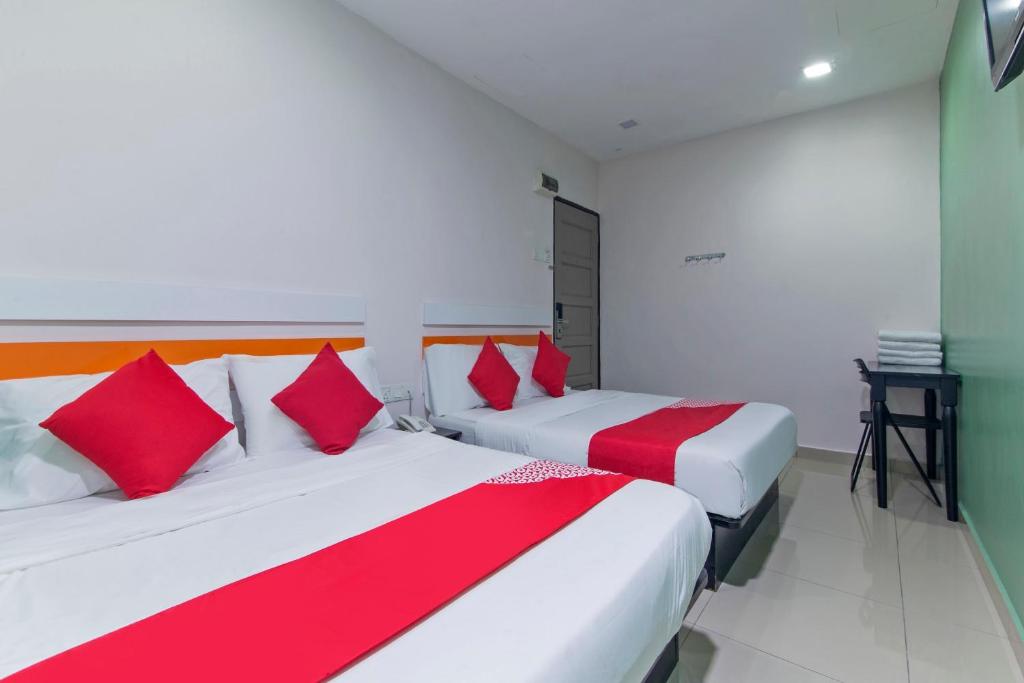 Postel nebo postele na pokoji v ubytování Super OYO 90296 Red Orange Hotel Port Klang