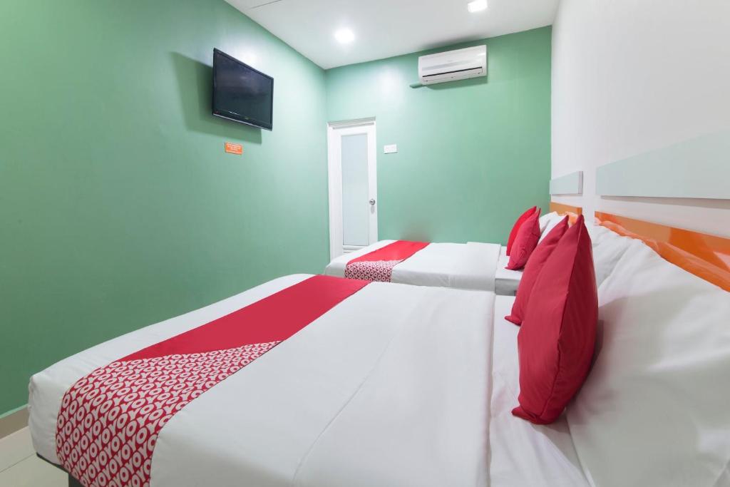 Postel nebo postele na pokoji v ubytování Super OYO 90296 Red Orange Hotel Port Klang