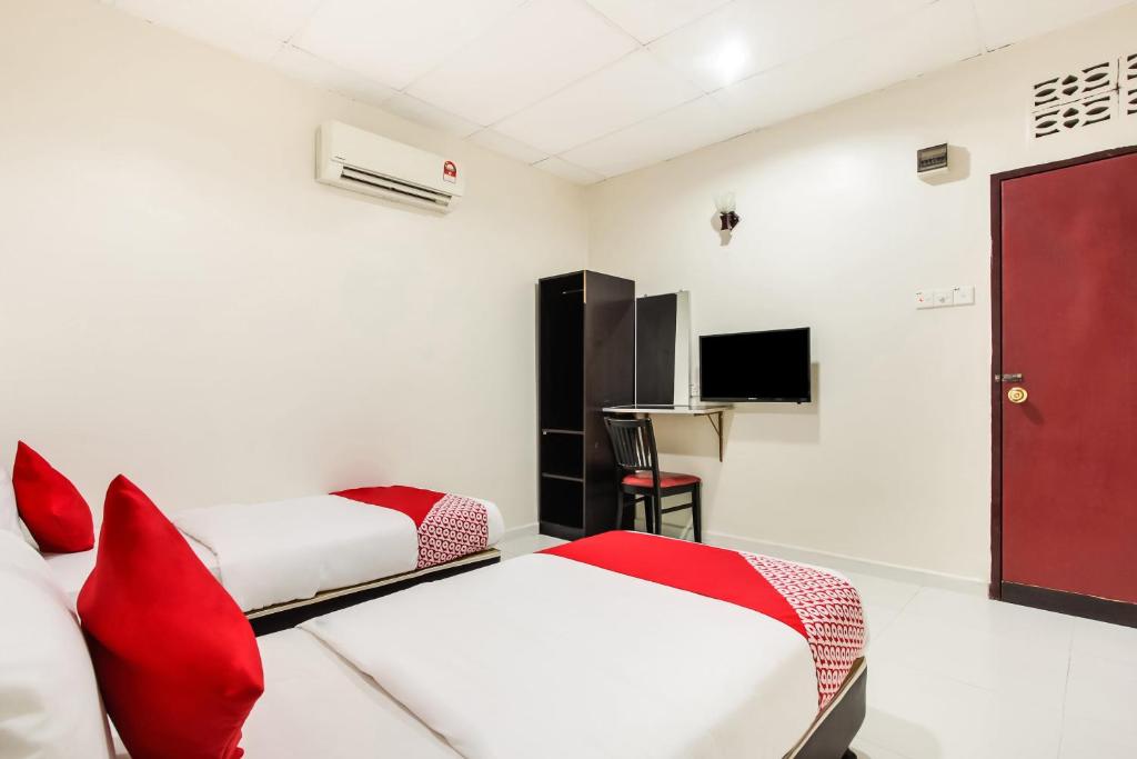 Postel nebo postele na pokoji v ubytování Super OYO 89427 Kavanas Hotel Taiping
