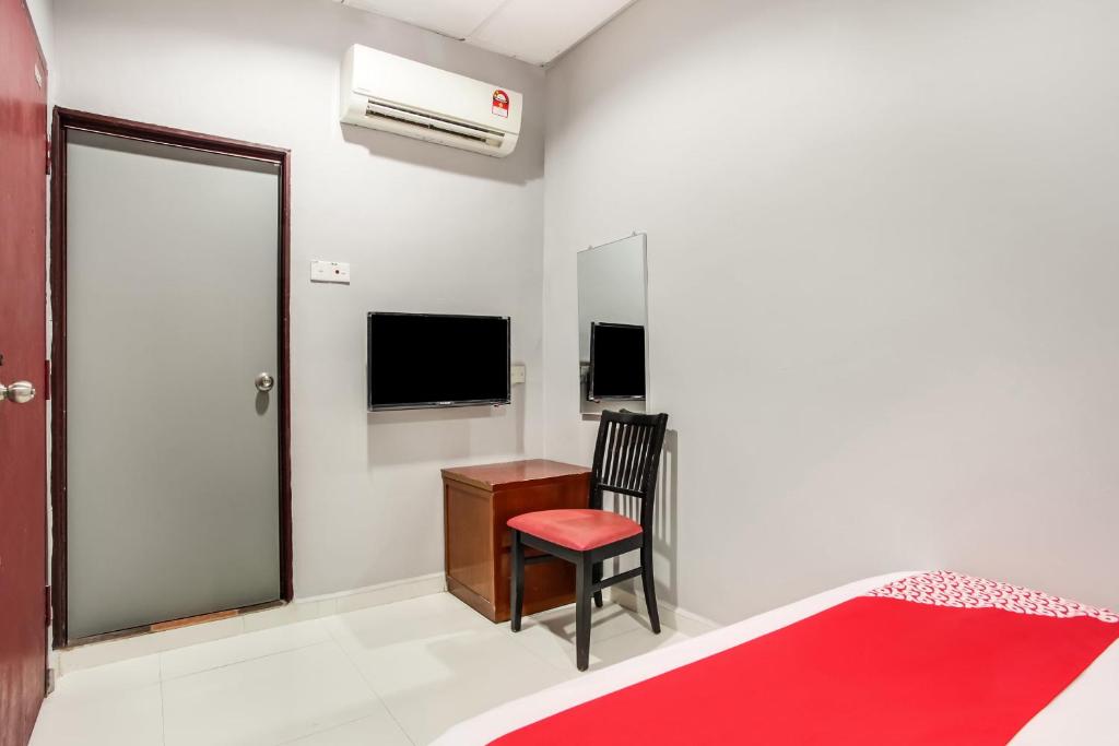TV a/nebo společenská místnost v ubytování Super OYO 89427 Kavanas Hotel Taiping