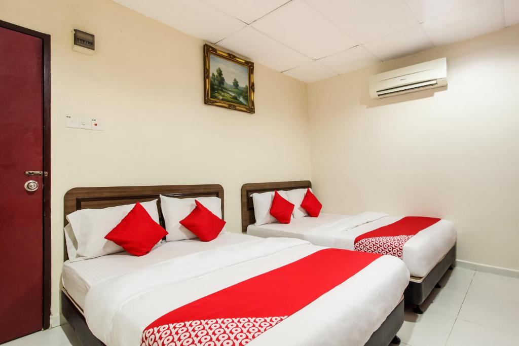 Postel nebo postele na pokoji v ubytování Super OYO 89427 Kavanas Hotel Taiping