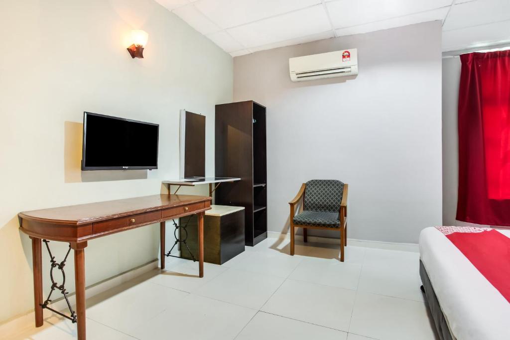 TV a/nebo společenská místnost v ubytování Super OYO 89427 Kavanas Hotel Taiping