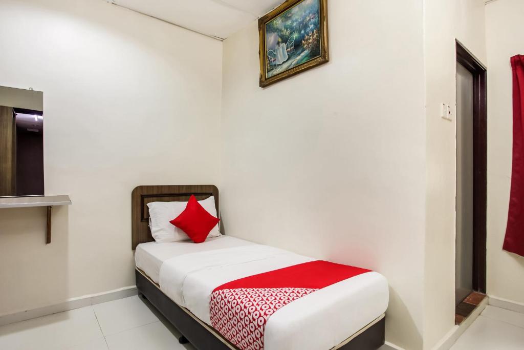 Postel nebo postele na pokoji v ubytování Super OYO 89427 Kavanas Hotel Taiping