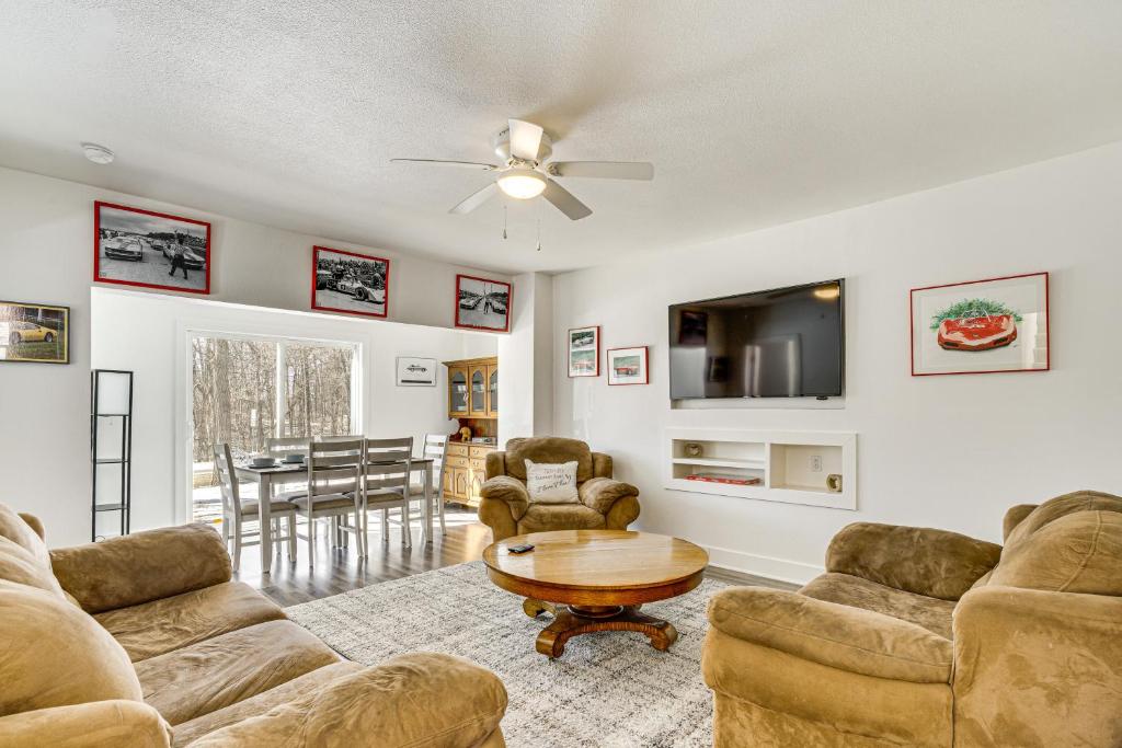 TV a/nebo společenská místnost v ubytování 2 Mi to Road America Pet-Friendly Duplex!