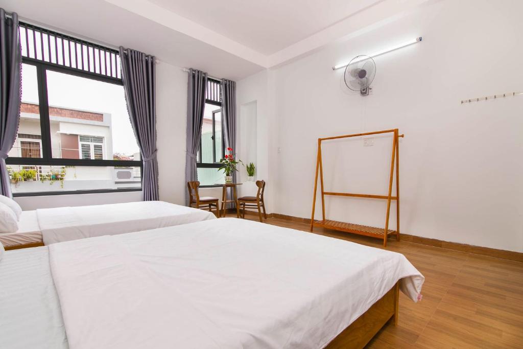 una camera da letto con due letti e una finestra di SPOT ON 806 Net Viet Homestay a Da Nang