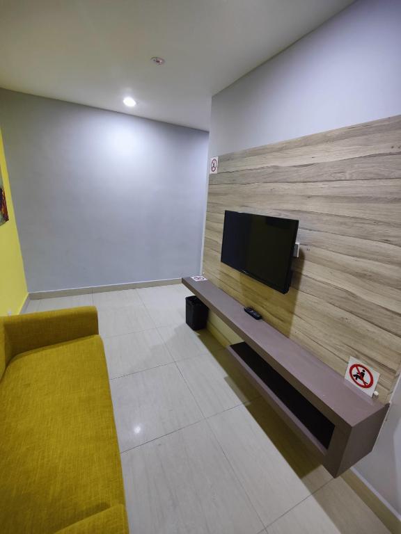 TV a/nebo společenská místnost v ubytování OYO 90848 Link Suite