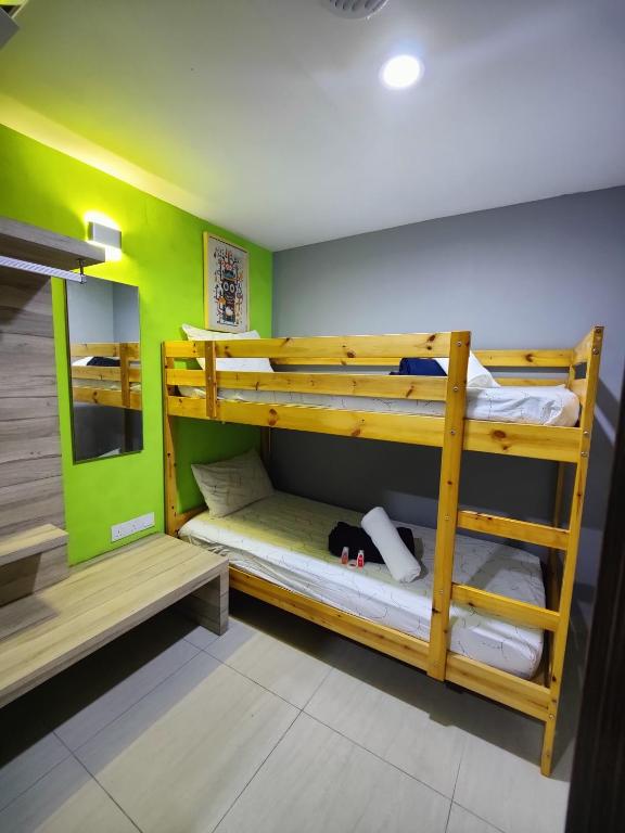 Palanda nebo palandy na pokoji v ubytování OYO 90848 Link Suite