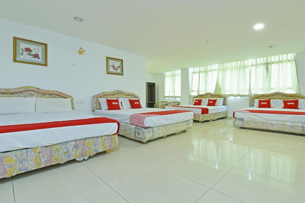 Postel nebo postele na pokoji v ubytování Super OYO 90494 Sam Huat Hotel