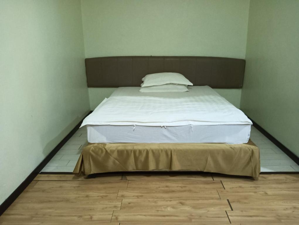 Postel nebo postele na pokoji v ubytování OYO 90809 Oriental Hotel