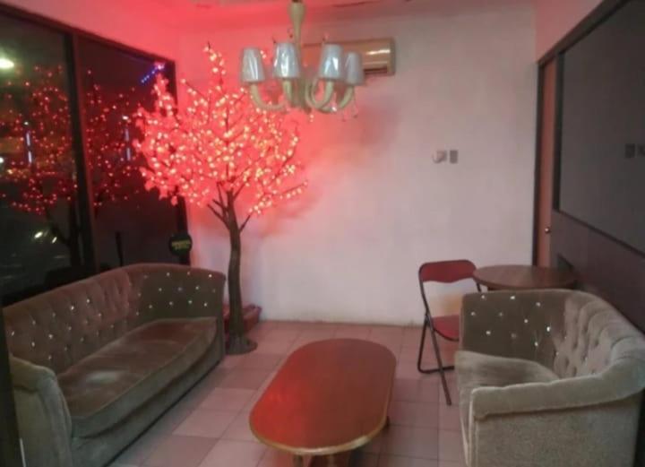 Posezení v ubytování OYO 90809 Oriental Hotel