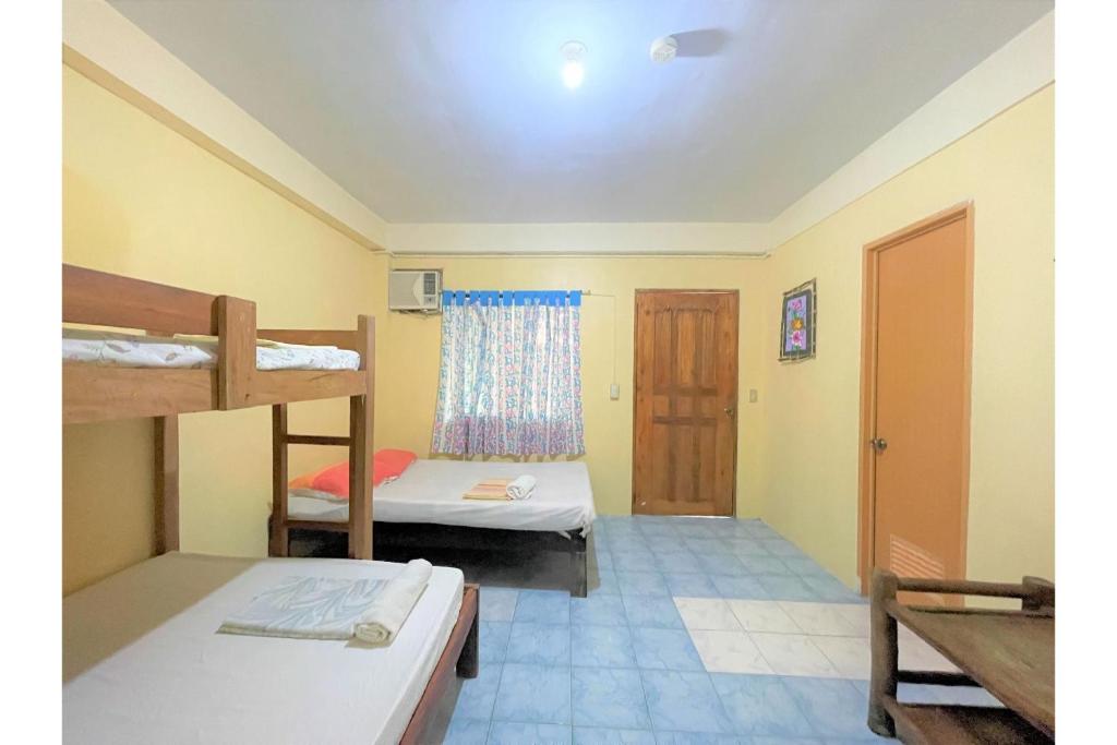 Postel nebo postele na pokoji v ubytování OYO 876 Escurel Inn Boracay