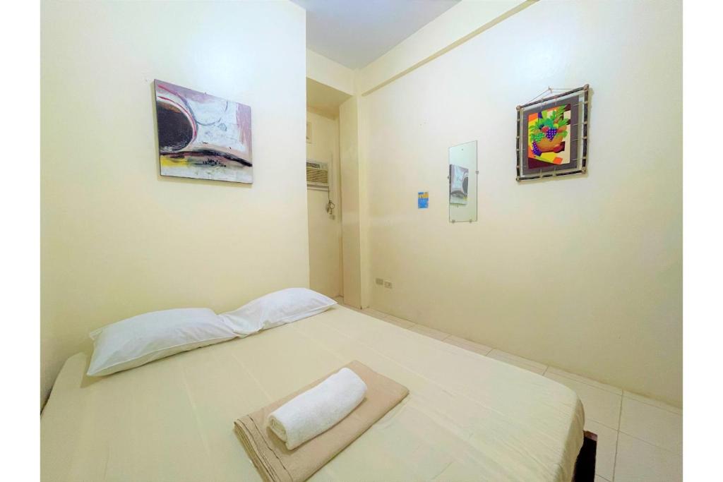 Postel nebo postele na pokoji v ubytování OYO 876 Escurel Inn Boracay