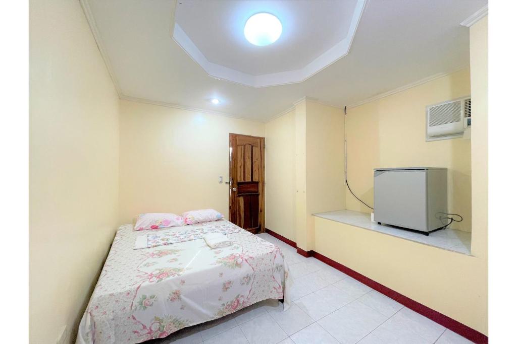 Postel nebo postele na pokoji v ubytování OYO 876 Escurel Inn Boracay