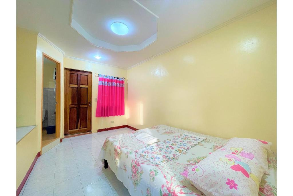 Postel nebo postele na pokoji v ubytování OYO 876 Escurel Inn Boracay