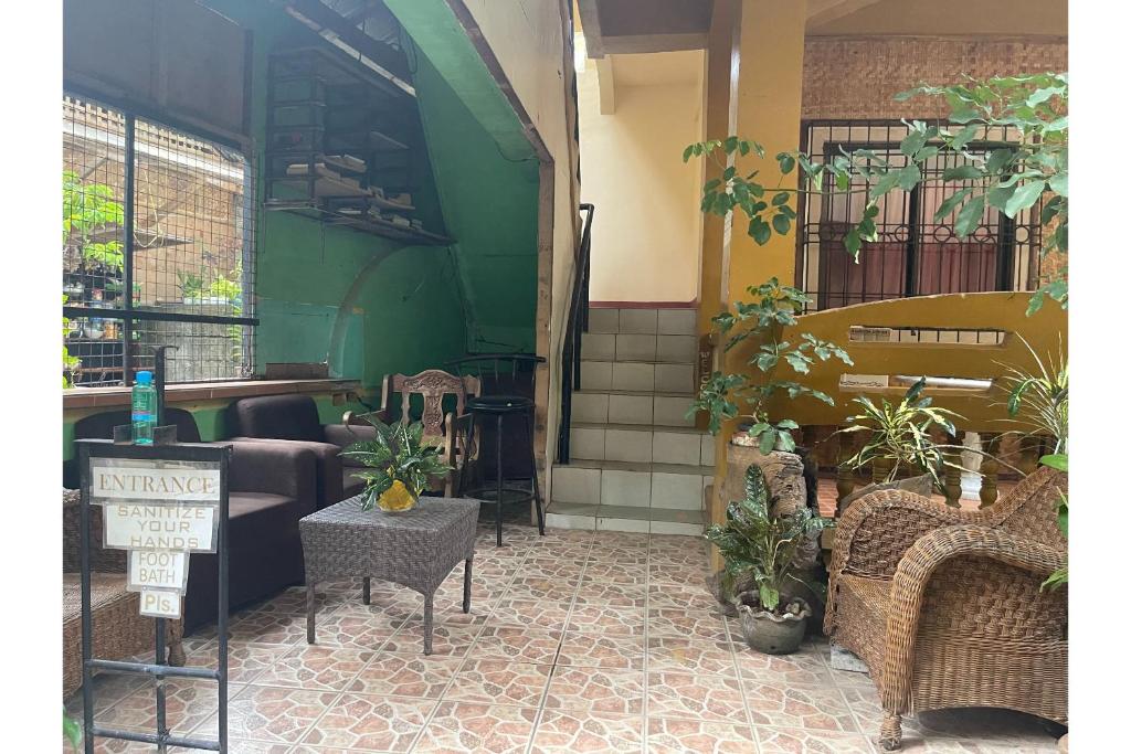 Posezení v ubytování OYO 876 Escurel Inn Boracay