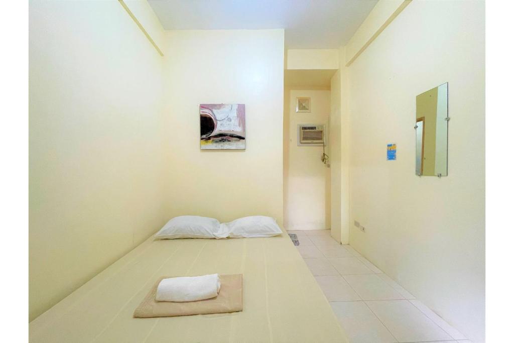 Postel nebo postele na pokoji v ubytování OYO 876 Escurel Inn Boracay